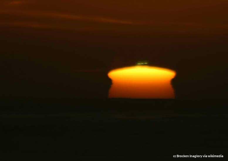 Green flash with vase-shaped mirage
